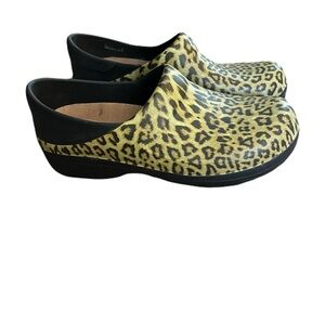 Crocs Neria Pro Work Clogs Leopard Size 10 , triple comfort , healthcare clogs